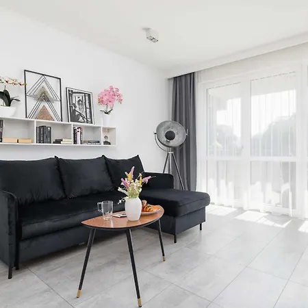 Stylish With A Balcony And Parking Close To Nature By Renters アパート ビエルスコ・ビアバ