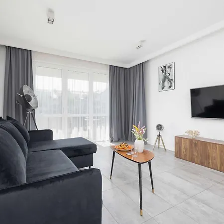 Stylish With A Balcony And Parking Close To Nature By Renters アパート *