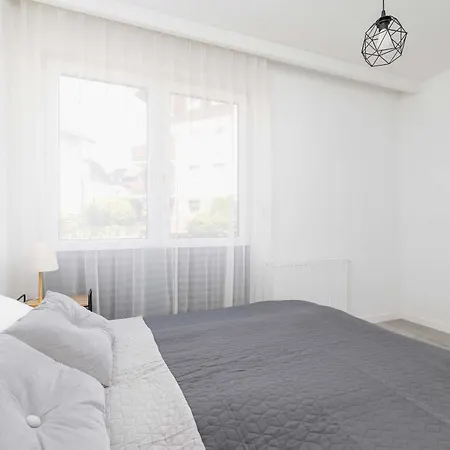 アパート Stylish With A Balcony And Parking Close To Nature By Renters ビエルスコ・ビアバ
